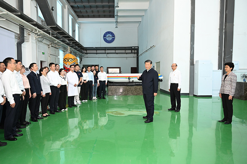 9月6日至8日，中共中央总书记、国度主席、中央军委主席习近平在黑龙江调查。这是7日上午，习近平在哈尔滨工程大学调查时，同师生代表亲切互换。