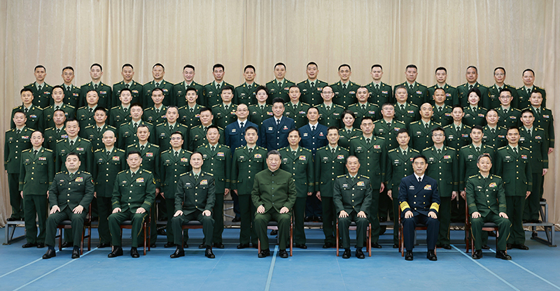 11月29日，中共中央总书记、国度主席、中央军委主席习近平到武警海警总队东海海区指挥部视察。这是习近平亲切接见东海海区指挥部有关同道，同各人合影留想。